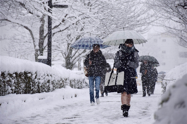 妹子依旧光腿上路日本罕见暴雪超两米