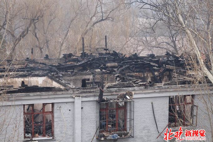 北京一座老楼疑因燃放烟花除夕夜起火 楼顶被
