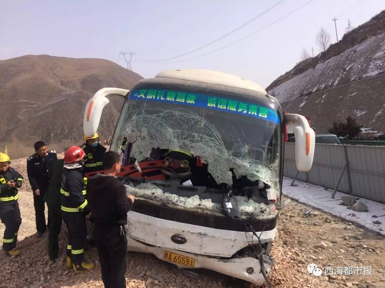 太惨！京藏高速公路西湟段一辆客车冲出路面致1死3伤