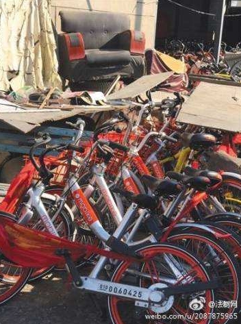 百辆单车被锁大院 车辆密密麻麻被锁一处并有