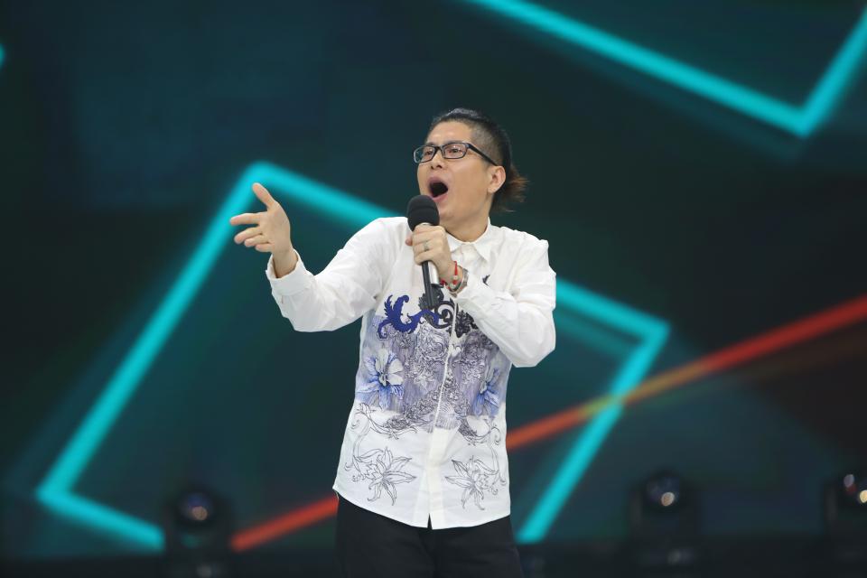 神曲制造机廖佳琳首登快乐大本营,遭邓超“跪拜”