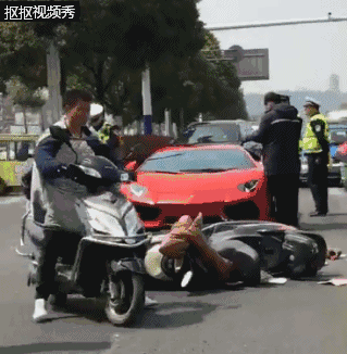 蚌埠一路口兰博基尼撞上电瓶车 维修费高达6位数