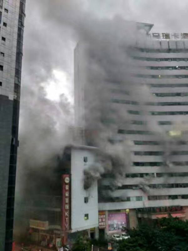 重庆南岸区一大厦发生火灾 2人死亡