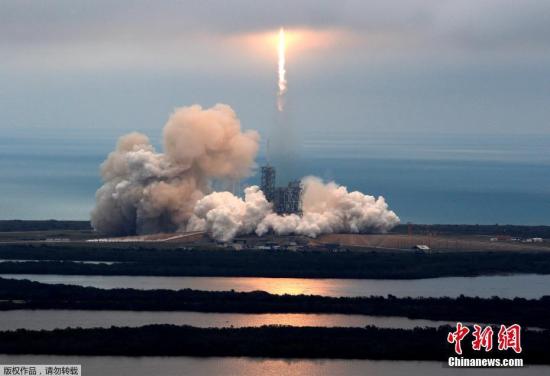 SpaceX首次使用回收引擎发射火箭 并成功着陆