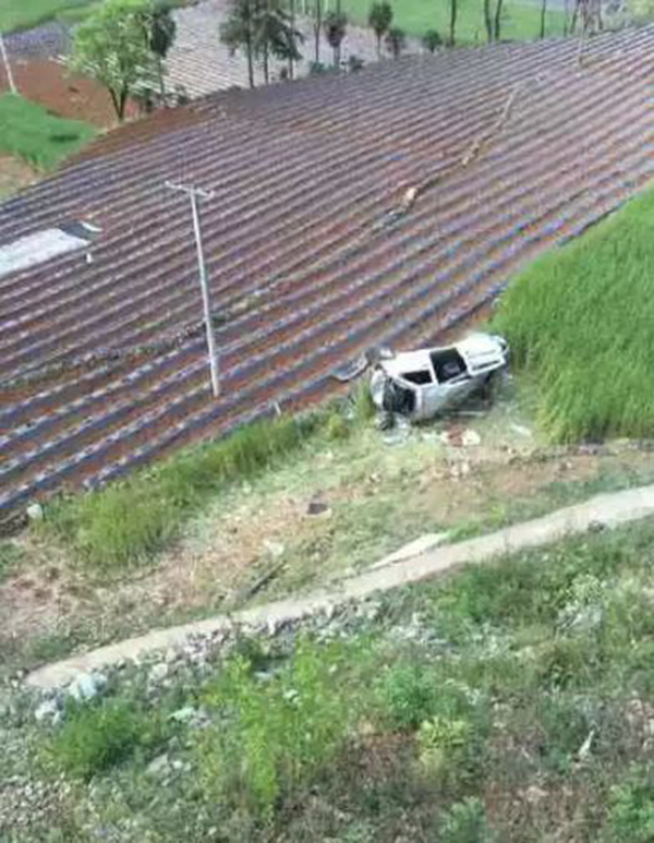 贵州盘县车辆侧翻致4死4伤，警方正调查是否因运管追赶
