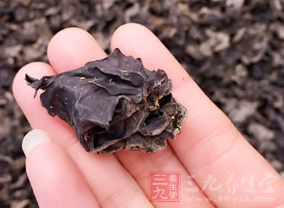 木耳中还含有抗肿瘤活性物质，能增强机体免疫力