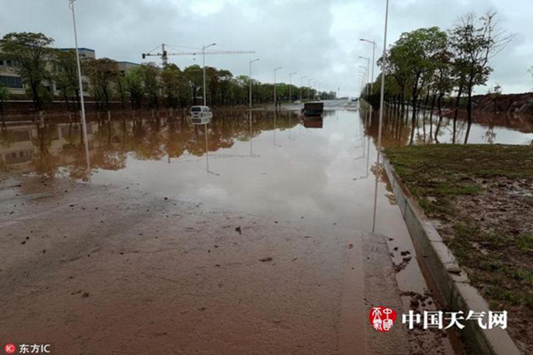江西5县市遭大暴雨路段积水达一米 气温猛跌10℃