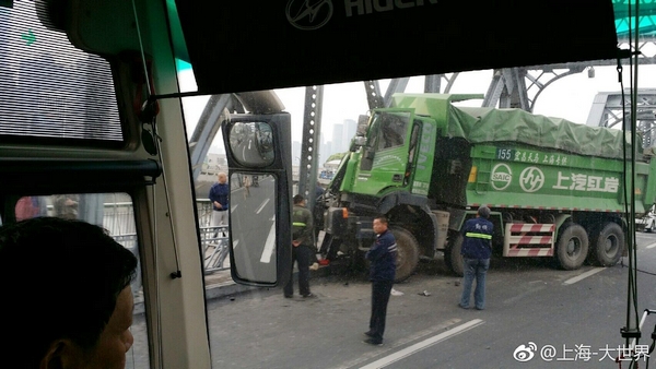 突发！一土方车把上海外白渡桥撞变形
