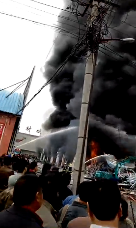 北京昌平水屯市场着火 现场伤亡情况不明