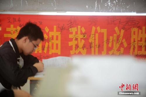 资料图：2016年5月25日，江苏扬州一所中学校园内挂满了正能量励志横幅标语。孟德龙摄