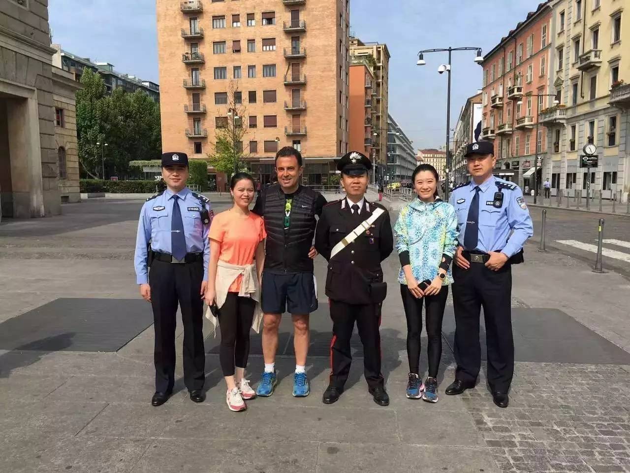 上海警察在意大利巡逻 中国大妈兴奋不已(图)