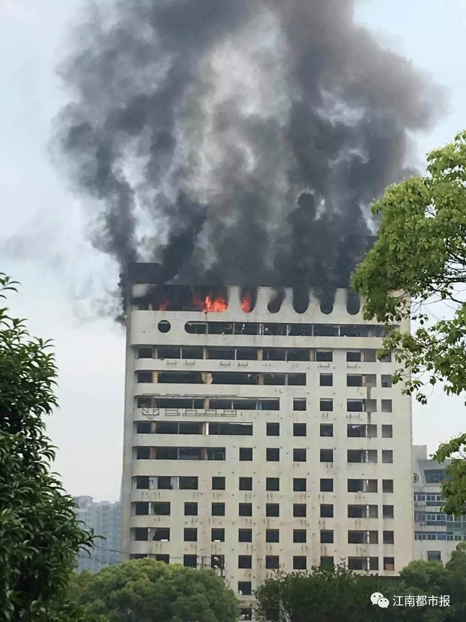 南昌八一广场附近一拆迁中高楼突发大火