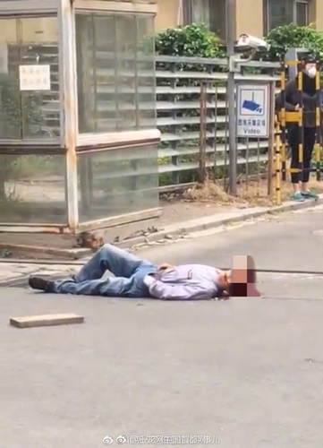 一路人被大风刮落的坠物击中头部