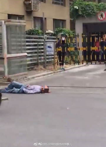 一路人被大风刮落的坠物击中头部