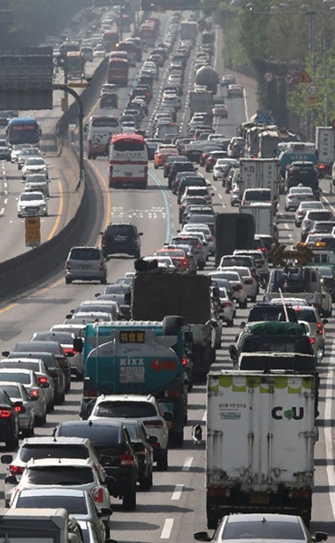 首尔黄金小长假期间的&ldquo;游车河&rdquo;景象。