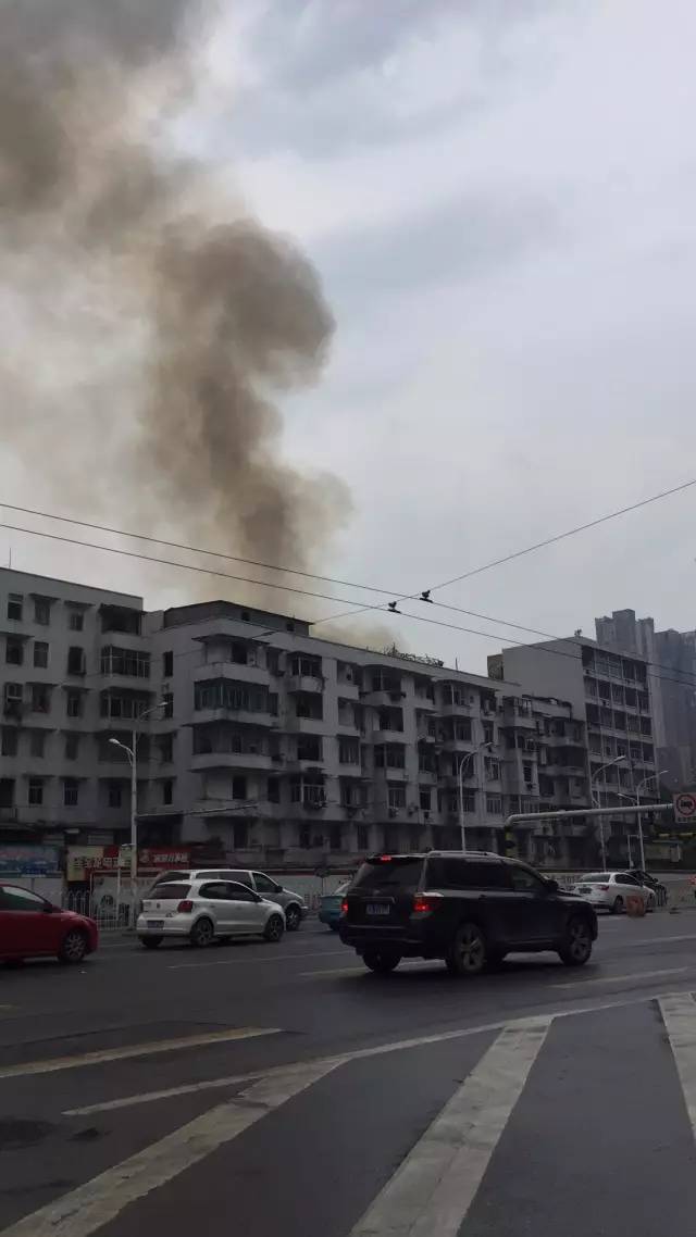 武汉市中心发生火灾，大半个汉口都能看到浓烟