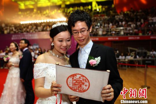 和母校共度纪念日，115对新人选择南京大学115周年校庆日集体婚礼。　佘治骏摄