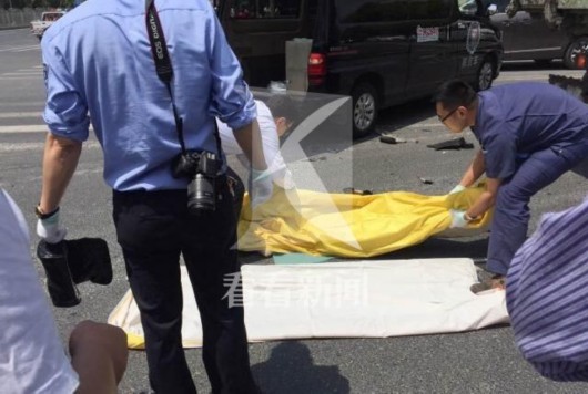 上海一女子骑电动车载人遭渣土车碾压致一死一伤