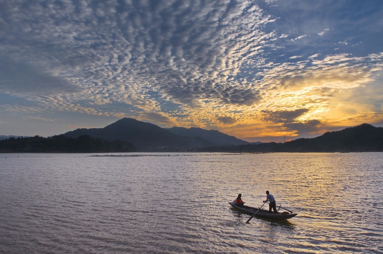 安徽花亭湖禁钓引争议:公职人员免职，社会人员拘留