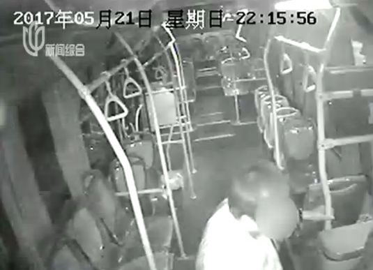上海一男子打公交司机致车辆撞柱 玻璃全碎