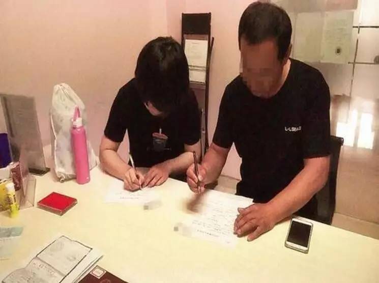 教授在押罪犯结婚:她回到监区后将喜糖分给狱友