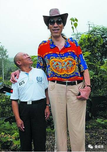 2.3米“巨人”魔术师进京求医 因膝盖受伤无法站立