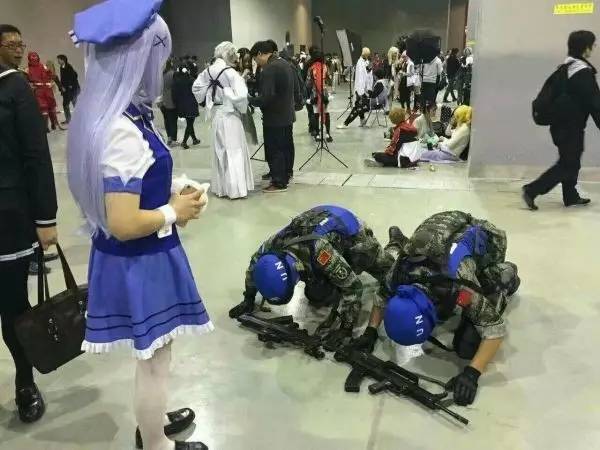 辣眼睛！有人穿维和部队军装向日式少女下跪