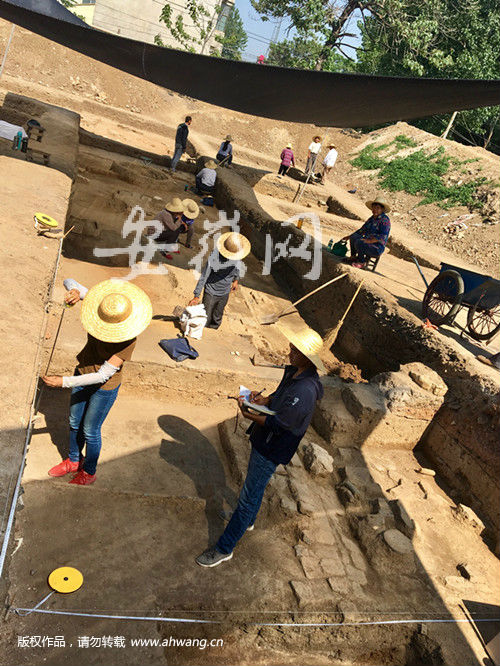 工作人员在考古发掘现场工作。