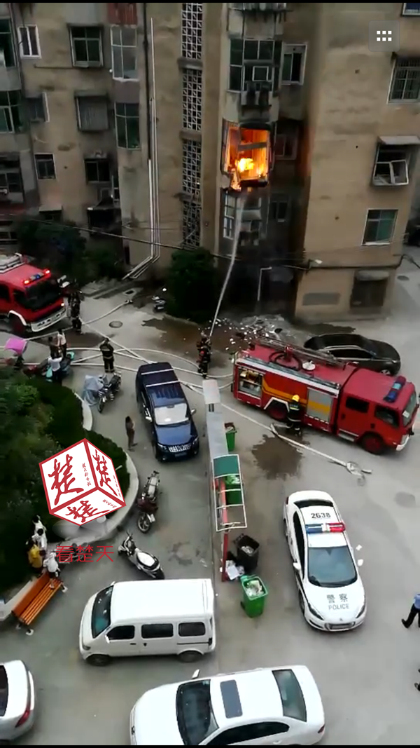 武汉居民楼厨房爆炸，玻璃碴乱飞
