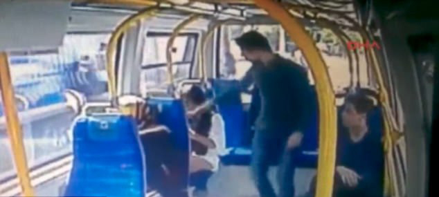 土耳其男子公交车上掌掴一女子 竟是因其穿短裤