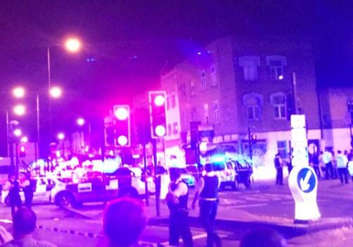 伦敦一货车在清真寺附近冲撞行人 多人受伤