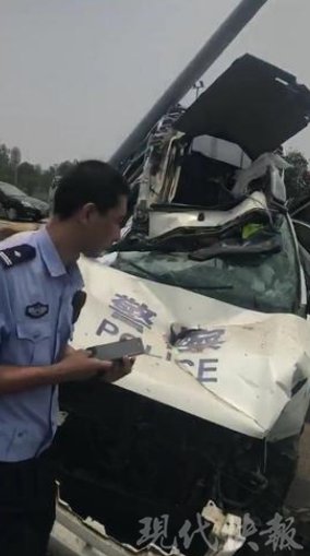 扬州突发轿车和警车相撞 警车上人员伤情严重