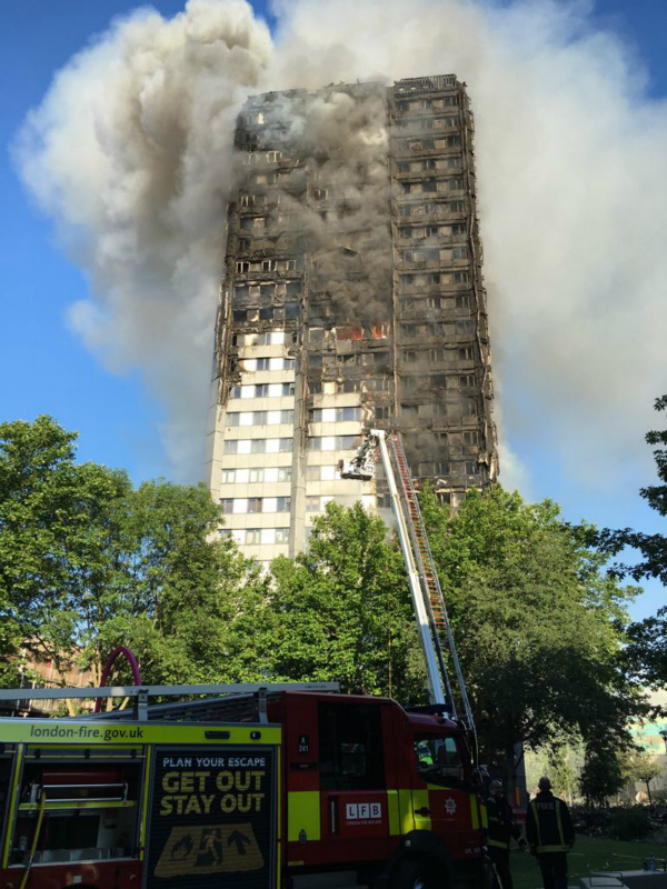 伦敦公寓大楼火灾 高清图片