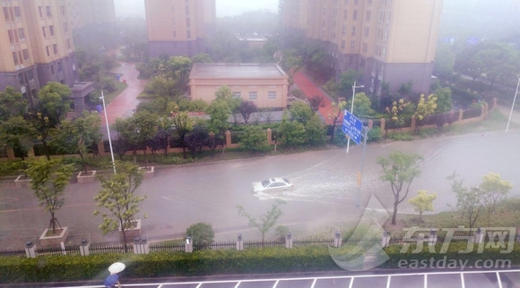 上海局部地区强降雨部分路段积水 网友调侃:能游泳了！