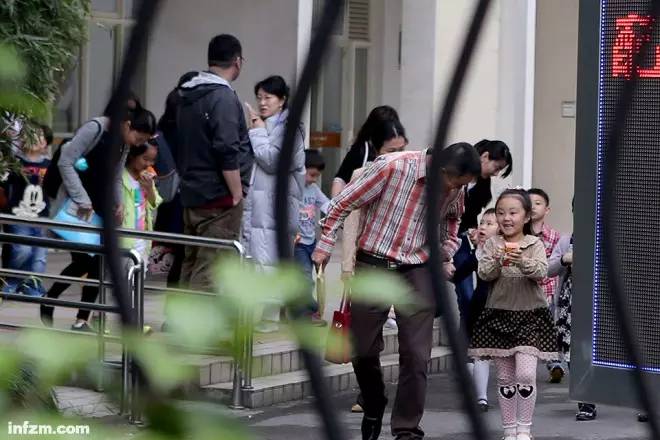 上海家长为民校挤破头：快乐教育？我们哪敢快乐啊
