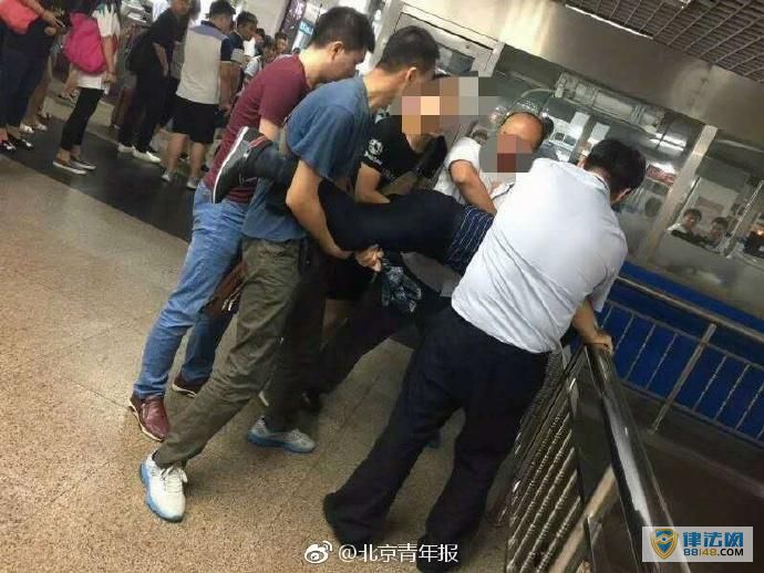 北京地铁八通线一色狼尾随女子实施猥亵被抓后欲跳楼（组图）