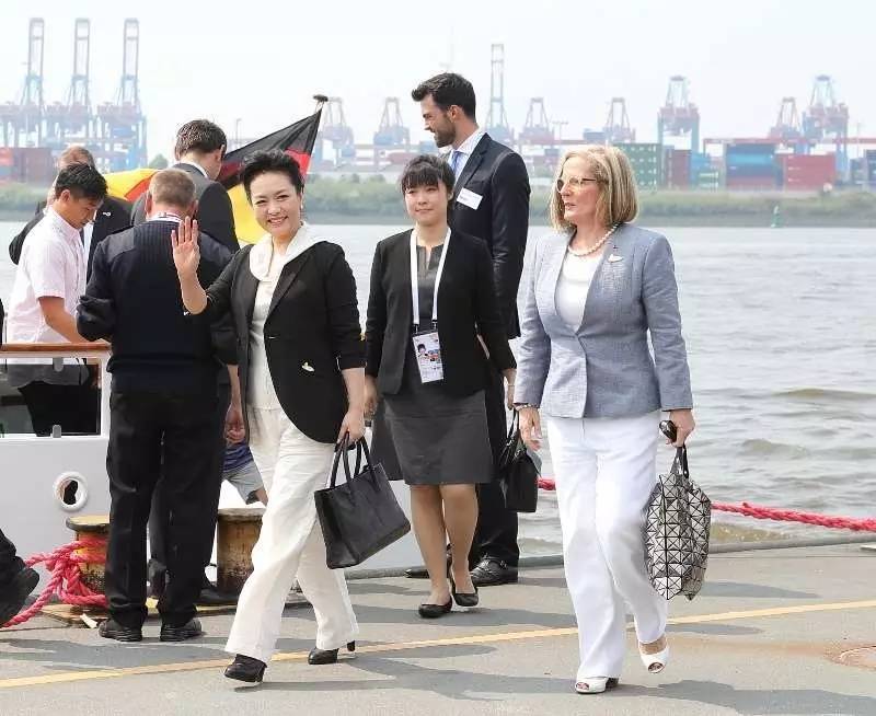 彭丽媛乘船参观汉堡港 中国集装箱货轮格外醒目