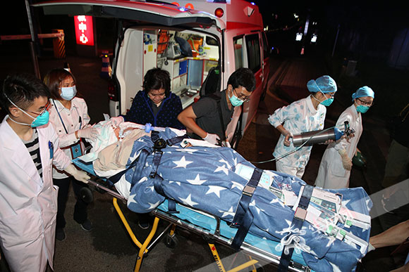 巴厘岛病重女司机抵达医院 其父：感到了祖国的温暖
