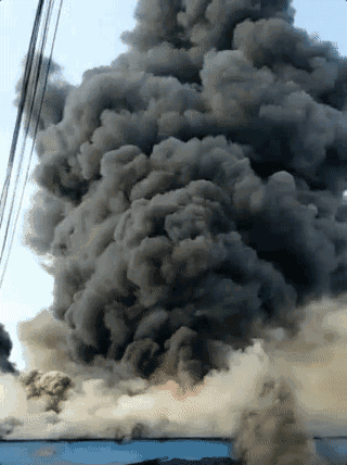 突发：济南一物流中心附近发生火灾，现场浓烟滚滚…