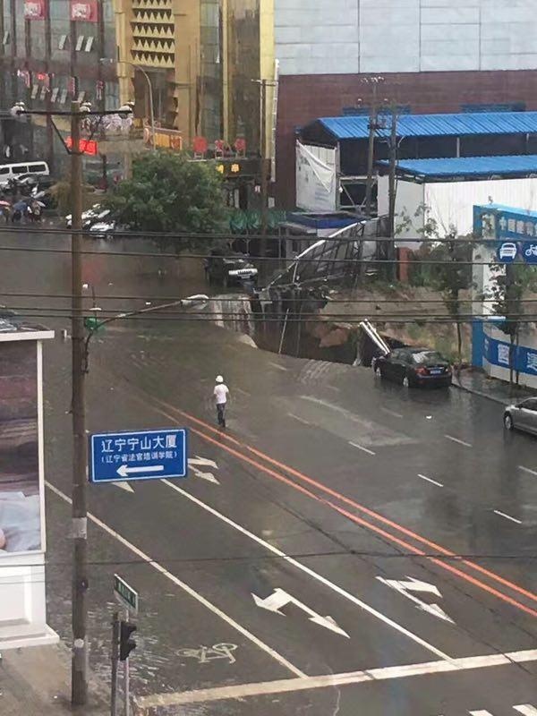 沈阳全市遭暴雨袭击 私家车掉入塌陷路面