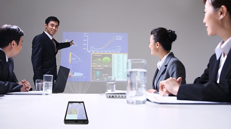 我想问下,全面屏电视怎么用手机控制?