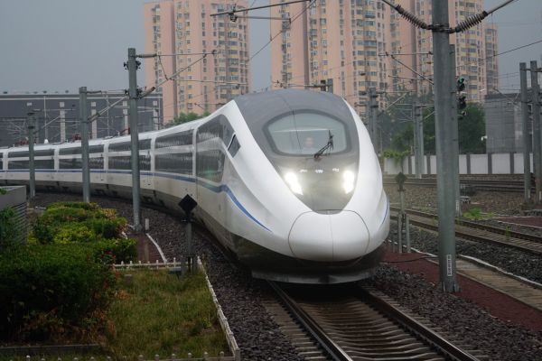 印媒赞叹中国高铁：现代的火车头让人心跳加速