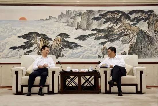 637亿“世纪交易”后，王健林首见省部级高官