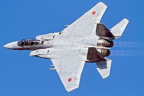 日本F15战斗机飞行时零部件散落 跑道被封锁