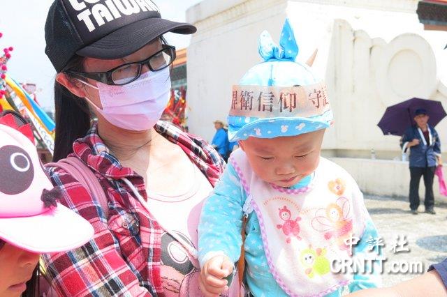 5万台湾民众上街“护香”：萌娃头绑“捍卫信仰”布条