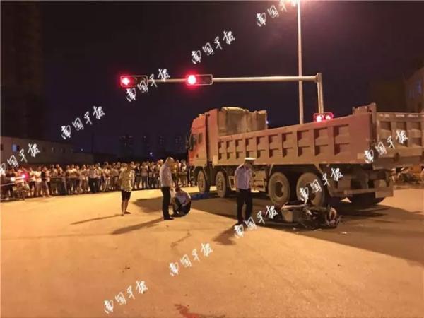 广西南宁一货车与载有三名儿童的电动车刮碰，致2死2伤