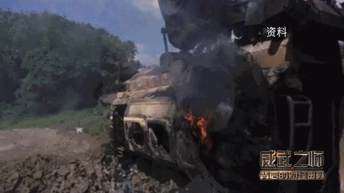 中国防雷车遭60斤炸药炸翻 车内6名士兵安然无恙