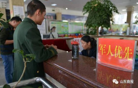 政策的随行家属数量原则上不多于2人，不需要出具与军人本人的关系证明。2017年全国征兵开始2017年