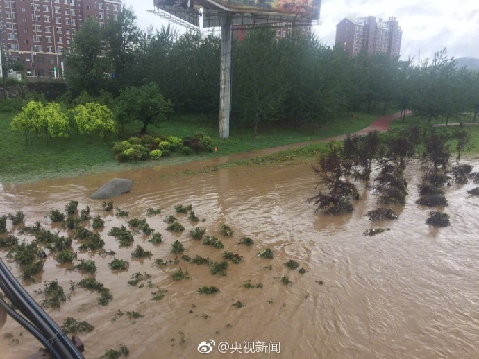 辽宁岫岩遭强降雨 人员被困村庄失联