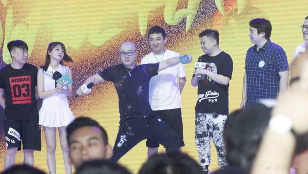 房地产富二代做主播力压PDD!曾强吻美女主播_|房地产富二代|刘杀鸡esports电子竞技_凤凰网